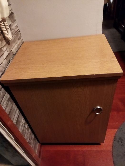 Máquina de costura com motor e móvel está a funcionar