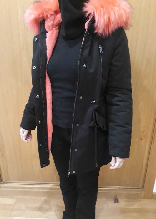 Parca preta com revestimento interior pêlo rosa/fúcsia