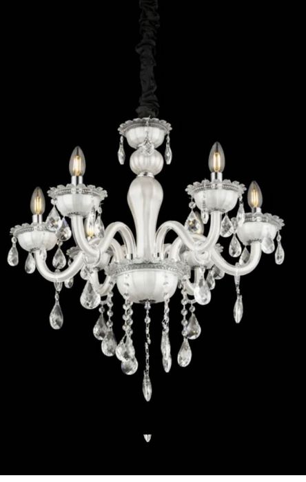 Piękny duży kryształowy żyrandol glamour