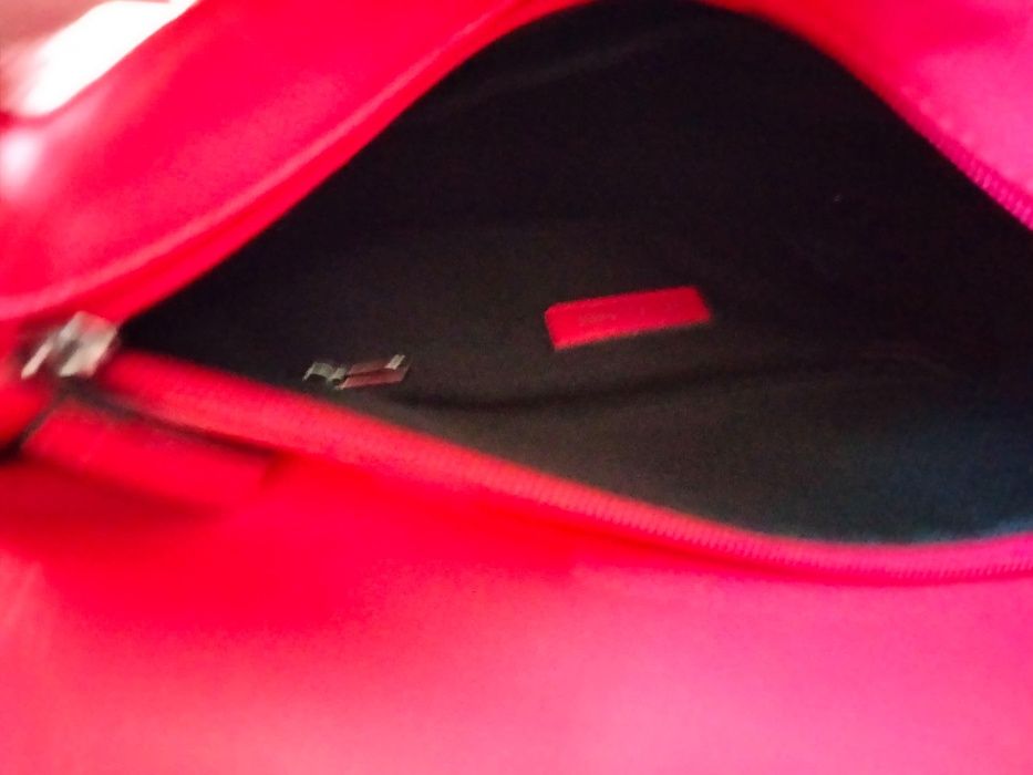 Efektowna torebka damska w kolorze malinowej czerwieni