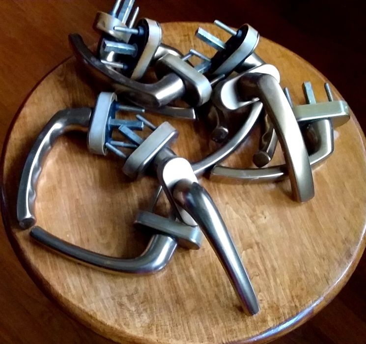 Ручки віконні металеві .