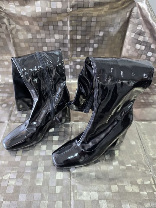 Botas de cano alto pretas em verniz brilhante e salto bloco