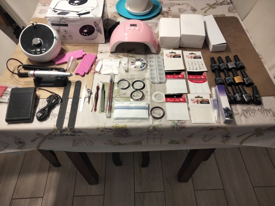 Zestaw do zdobienia paznokci lampa UV /LED frezarka 45000, lakiery