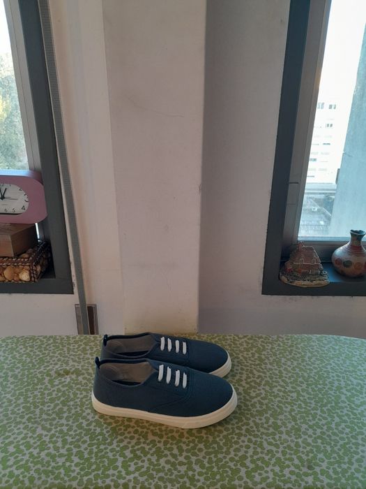 Vendo Sapatilhas de Criança INEXTENSO muito bonitas novas