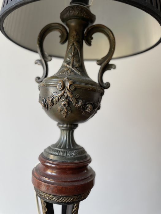 Piękna lampa stojąca ozdoba każdego wnętrza