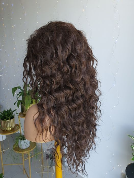 Długa lekka peruka loki fale brąz naturalana fryzura