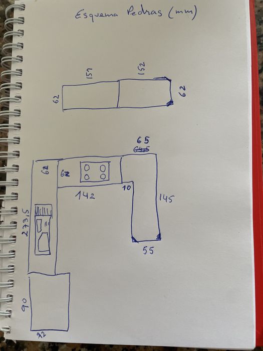 Cozinha com pedra e móveis