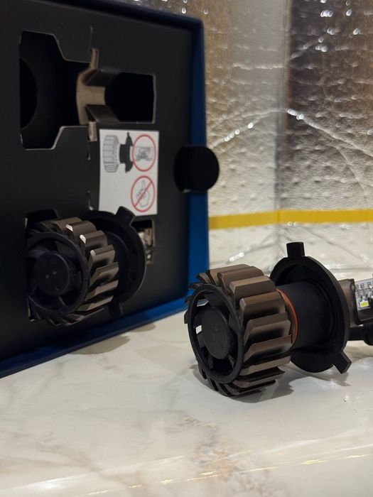 Продам комплект LED ламп Philips Ultinon Pro9100, цоколь H4, 12/24V.