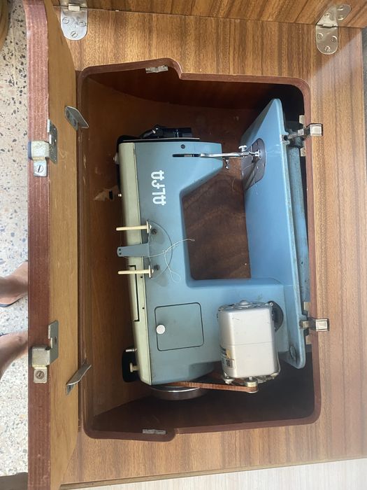 Maquina de costura com motor alfa como nova com movel