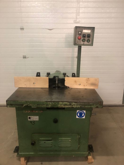 Frezarka dolnowrzecionowa Gomad uchylne wrzeciono