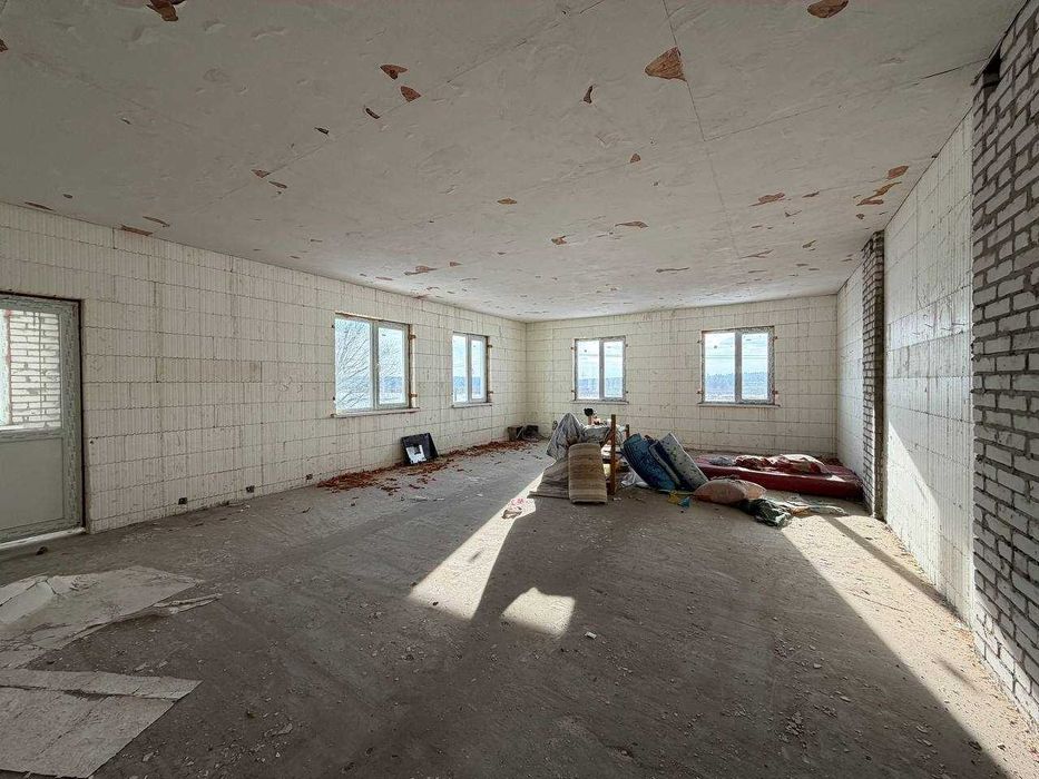 Большое помещение 900 м² с участком 15 соток в Гостомеле