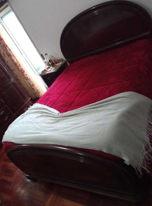 Cama de casal em mogno maciço