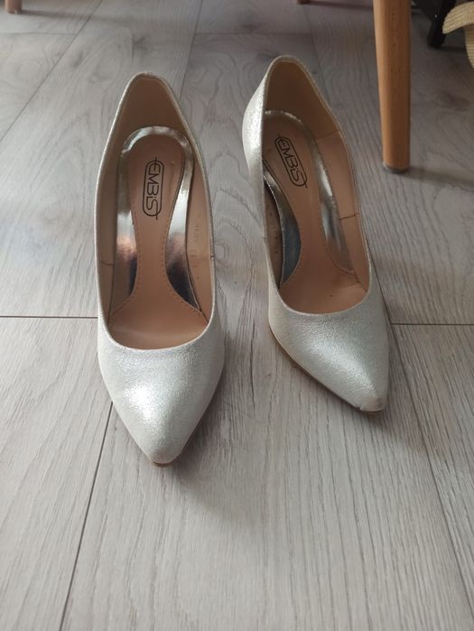 Srebrne czółenka embis