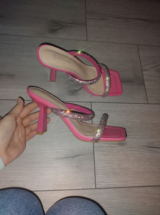 Fuksjowe szpilki różowe klapki na obcasie diamenciki barbie wesele