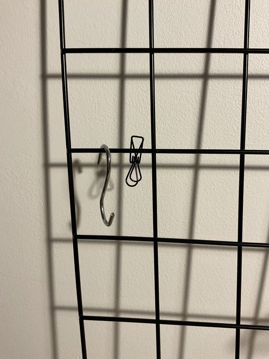 Grelha decorativa para parede Amazon com prateleira e acessórios