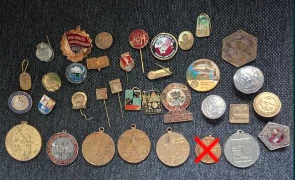 Значки, монеты сувенирные, открытки, конверты, переводные картинки