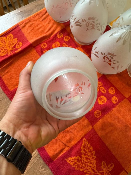 Klosz , kinkiet, żyrandol.