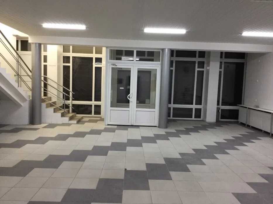 Продається магазин з кафетерієм у центрі Полтави (3 поверхи, 540 м²)
