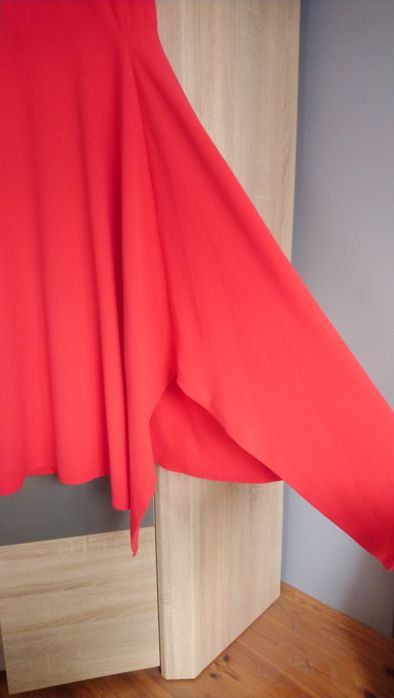 Różowa elegancka sukienka asymetryczny dół