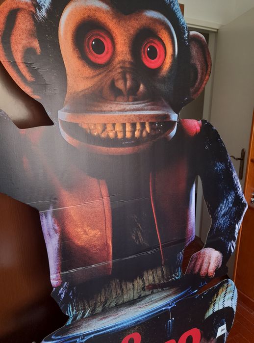 Standee Filme O Macaco