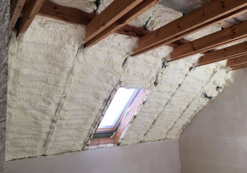 Ocieplanie piana PUR poddasza strop dach lepsze niż wełna mineralna
