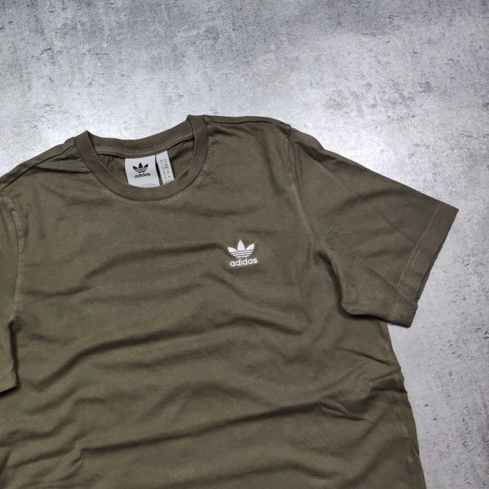 MĘSKA Koszulka Bawełna Oliwka Adidas Originals Haft Logo Casual Lato