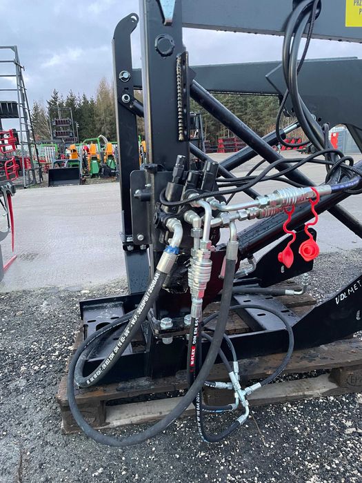 Ładowacz czołowy firmy Agrosped model V-700 Euroramka Montaż Transport