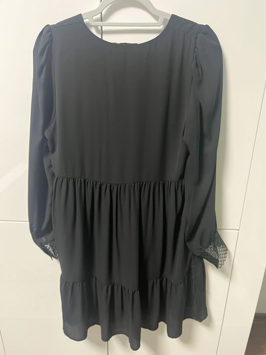 Slodka czarna sukienka z pieknymi mankietami Only