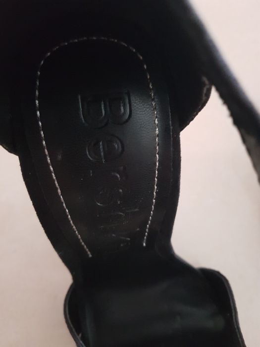 Sandálias novas bershka