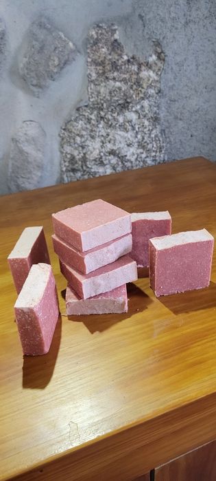 Sabonete artesanal esfoliante Argila Rosa e Sal dos Himalaias