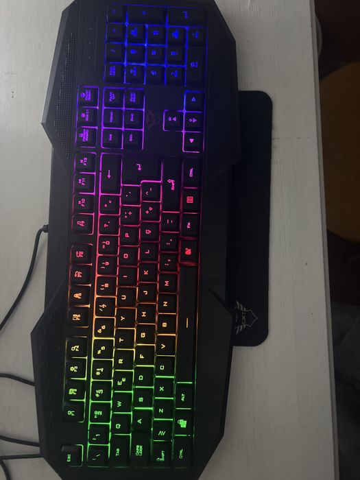 Teclado com leds e mouse pad