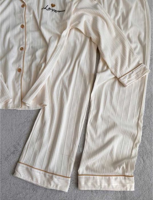 Женская бежевая пижама с тонкой окантовкой