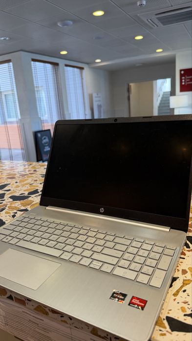 Vendo portátil HP 15s ryzen 7 5700u 16GB 512gb