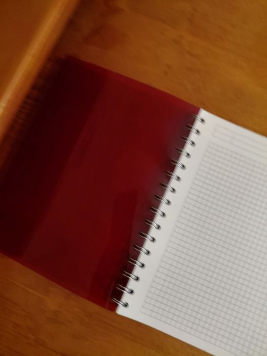 Caderno novo com capa vermelha