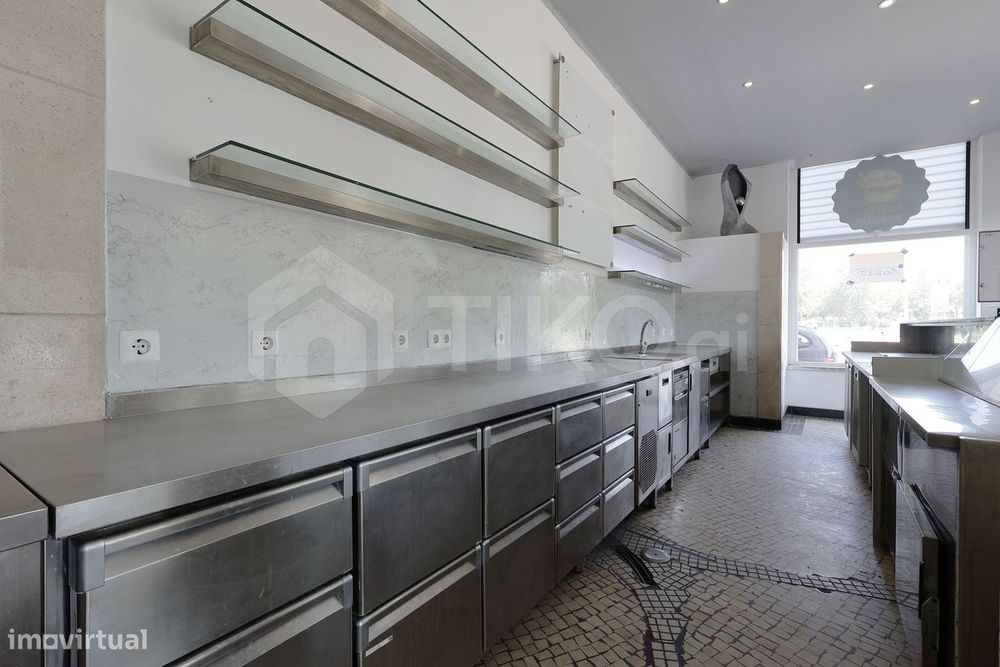 Vende-Se Imóvel Comercial Totalmente Equipado – Baixa Da Banheira