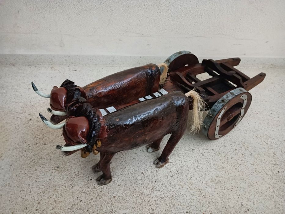 Belíssima peça decorativa c/ 60cm
"Junta de bois com carro" em madeira