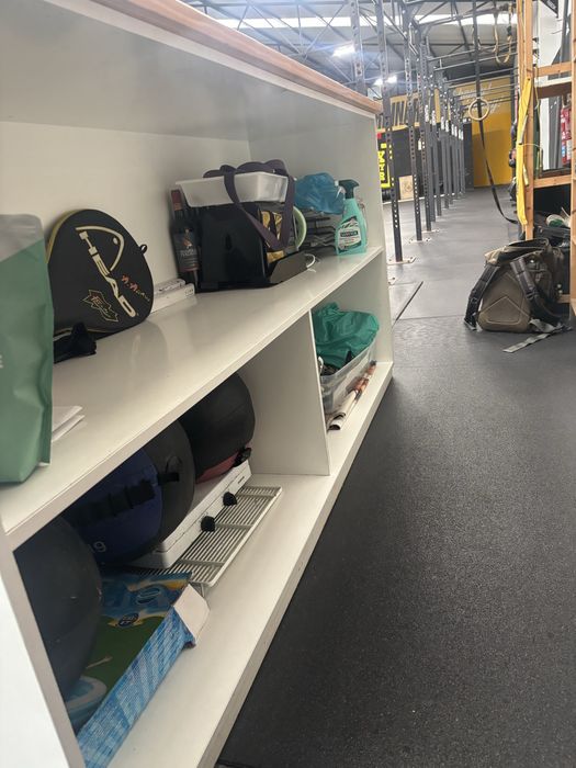 Balcão de recepção com prateleiras