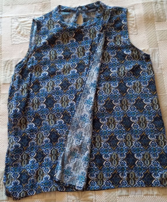 2 Blusas de cavas floridas