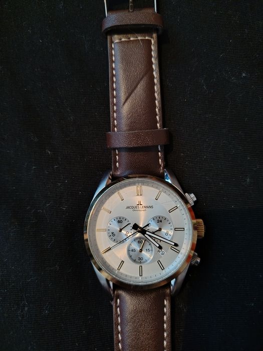 На изображении представлены мужские кварцевые часы-хронограф австрийск