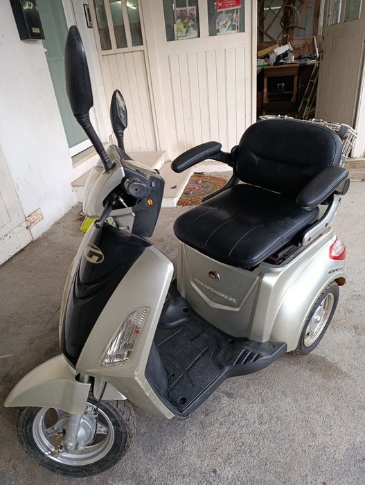 Vendo Moto como nova para desocupar.