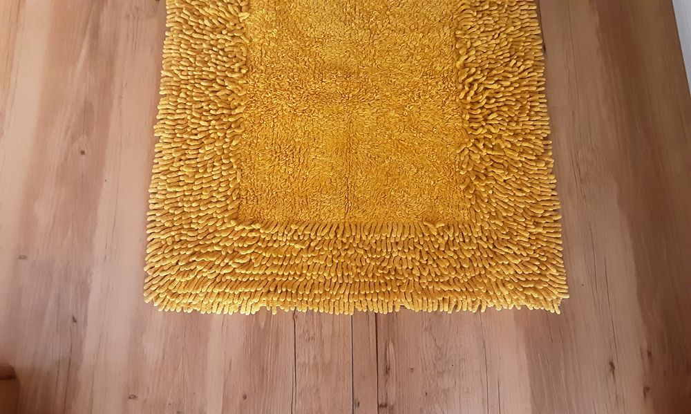 Vendo 2 tapetes amarelo mostarda 130x65 estão em muito bom estado