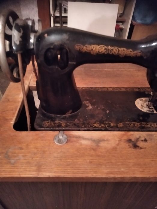 Продаю старые ножные швейные машинки