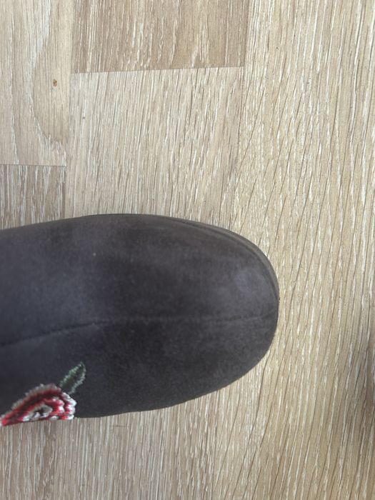 Szare buty w kwiaty na platformie