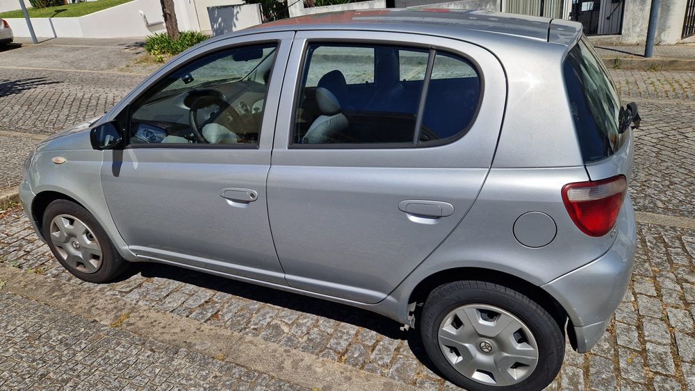 Toyota yares 2002 gas. 1.0