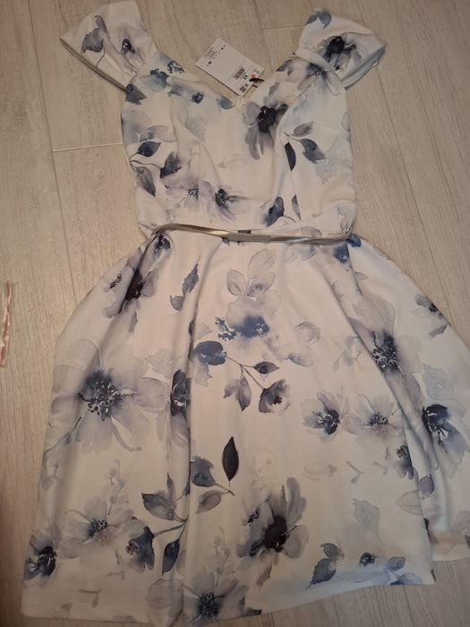Біла сукня з синіми квітами та металевим поясом Mohito. Розмір XS.