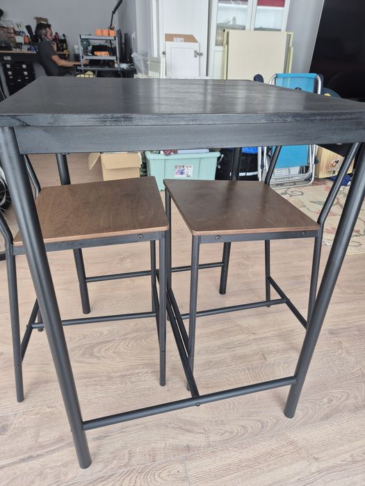 Mesa e cadeiras altas Ikea