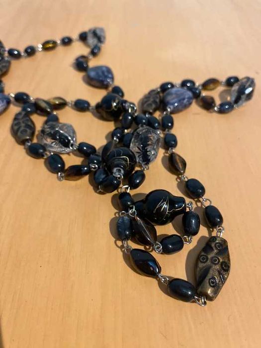 Colar preto de resina longo