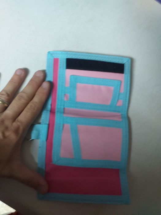 Uma carteira e um estojo da skye novos com etiqueta