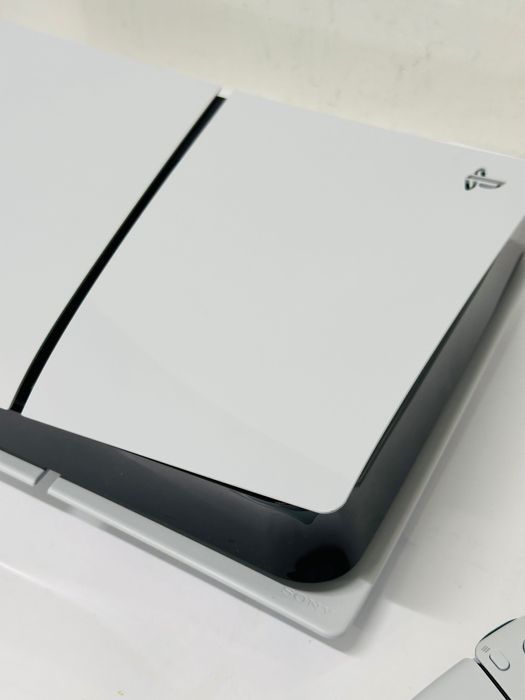 Konsola PlayStation 5 z napędem 1TB + Pad + 2 gry + stacja ładująca