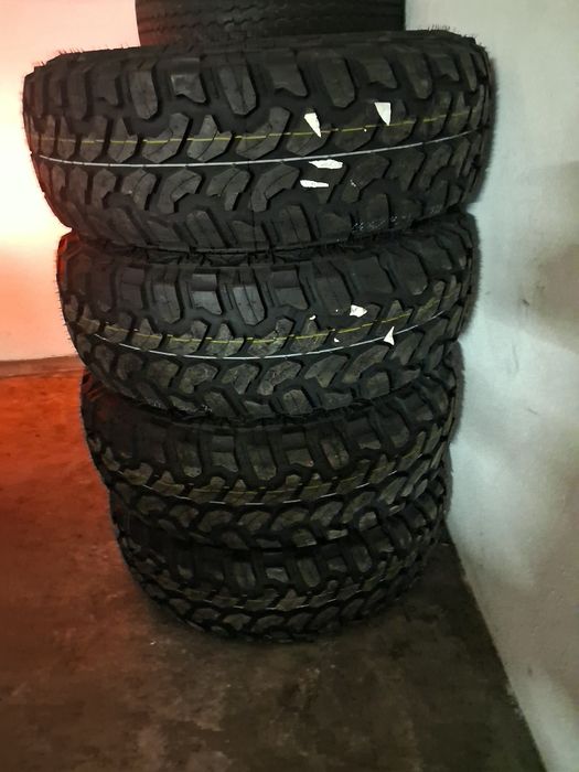 Vendo 4 pneus novos 35 12.5 15 + jantes